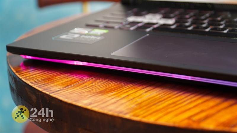 Phần Bezel Glow của ROG Strix G15 chắc chắn sẽ mang đến cho bạn một cảm giác rất gaming khi chiến game vào ban đêm.
