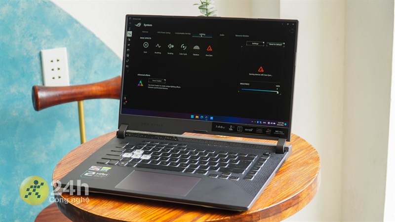 ASUS ROG Strix G15 sỡ hũu một thiết đậm chất gaming và mạnh mẽ giống với những người anh của mình.