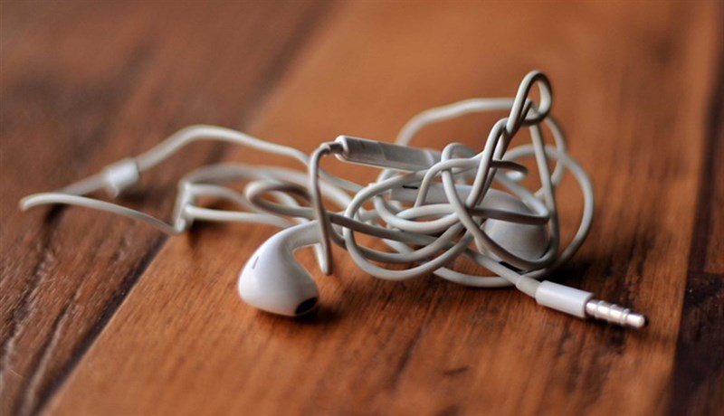 Khi bạn sử dụng tai nghe có dây thì dây thường sẽ bị rối. (Nguồn: Internet)