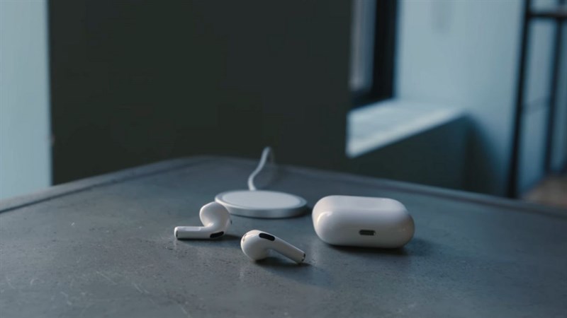 Case sạc AirPods 3 có cổng sạc Lightning để nạp lại pin, Apple cũng cho phép bạn sạc không dây với bàn sạc Qi. Nguồn: The Verge.