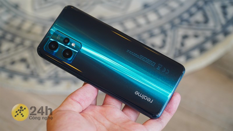 Trên tay Realme 9 Pro+ phiên bản màu xanh Aurora đậm chất cá tính