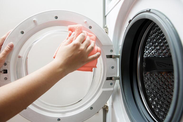 Sau khi kết thúc chu trình giặt bạn hãy rút điện máy giặt, lấy quần áo ra và dùng một chiếc khăn bông mềm để vệ sinh các ngăn chứa xà phòng