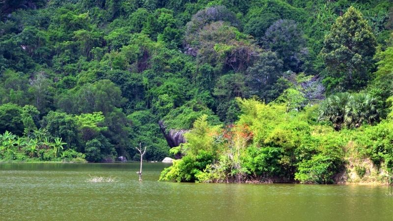Hồ Ô Thum với khung cảnh thiên nhiên hùng vĩ.