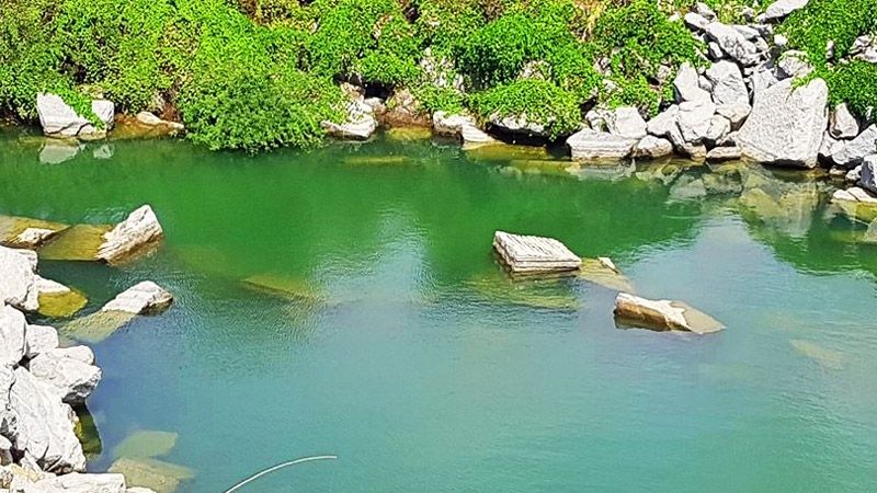 Hồ đá Latina với làn nước trong xanh.