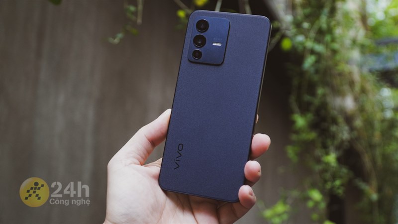 Thiết kế của Vivo V23 5G với phong cách vuông vức mạnh mẽ.