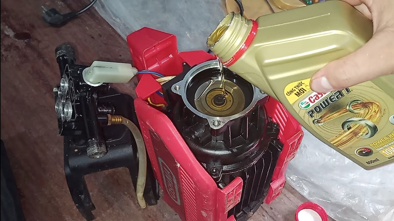 Thay nhớt định kì cho máy rửa xe