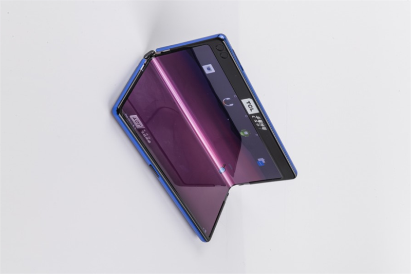 TCL bất ngờ trình làng hai mẫu điện thoại gập đặc biệt tại MWC 2022