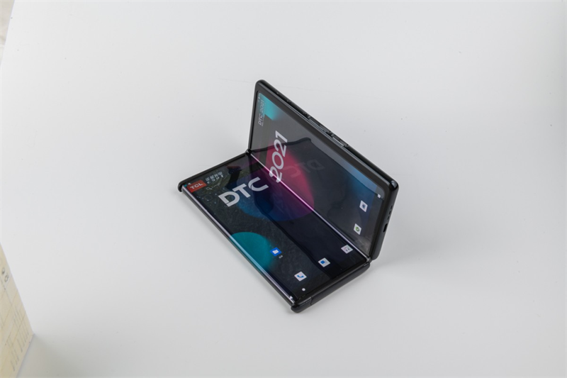 TCL bất ngờ trình làng hai mẫu điện thoại gập đặc biệt tại MWC 2022