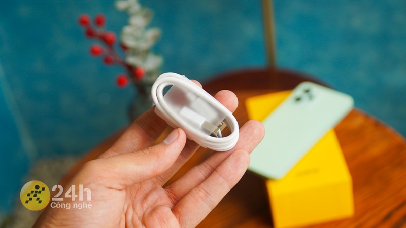 Cáp sạc Type C được trang bị bên trong hộp của Realme C35. 