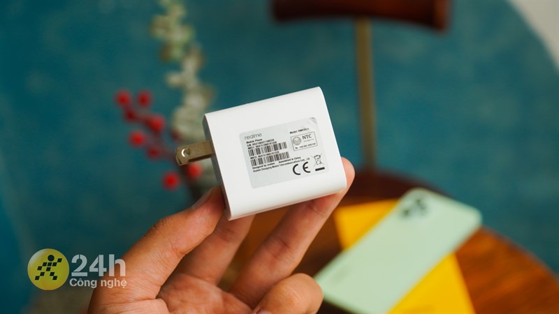 Củ sạc được trang bị đi kèm bên trong Realme C35.
