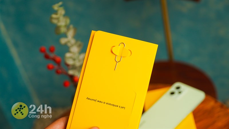 Que chọc sim được trang bị đi kèm với Realme C35. 