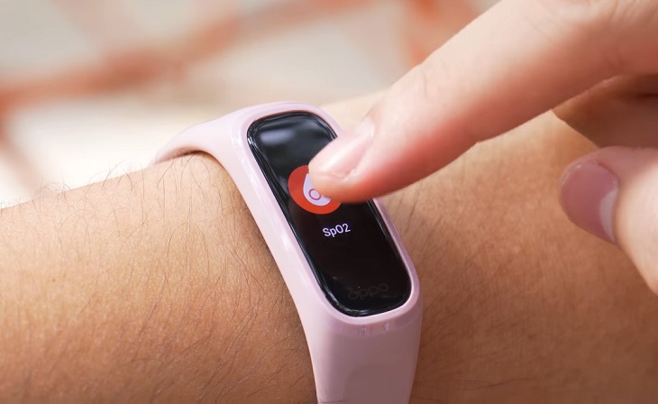 Tổng hợp cách đo nồng độ oxy trong máu (SpO2) trên smartwatch > Đeo đồng hồ lên cổ tay và khóa chặt dây đồng hồ, rồi bạn tìm chọn SpO2.