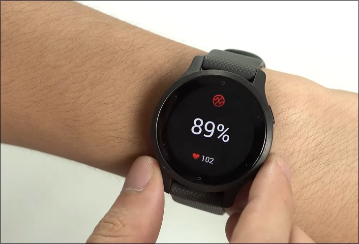 Tổng hợp cách đo nồng độ oxy trong máu (SpO2) trên smartwatch > Đọc kết quả chỉ số SpO2 cùng nhịp tim của bạn được hiển thị trên mặt đồng hồ.