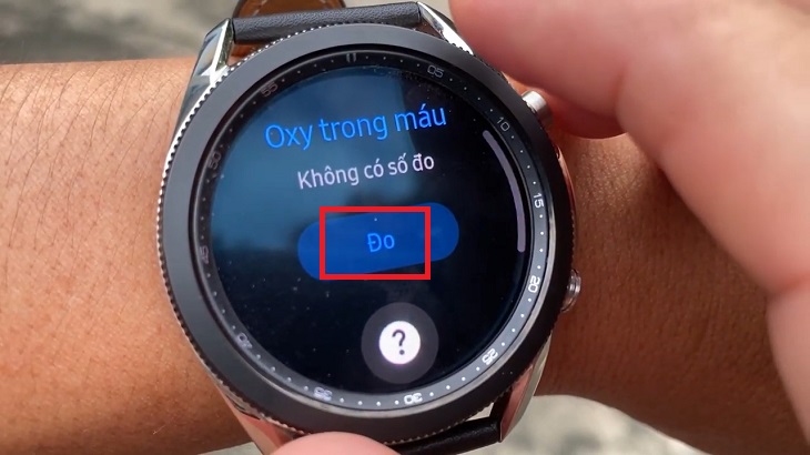 Tổng hợp cách đo nồng độ oxy trong máu (SpO2) trên smartwatch > Nhấn nút Đo, rồi đợi khoảng tầm vài giây để hiển thị kết qua đo SpO2 của bạn trên đồng hồ.