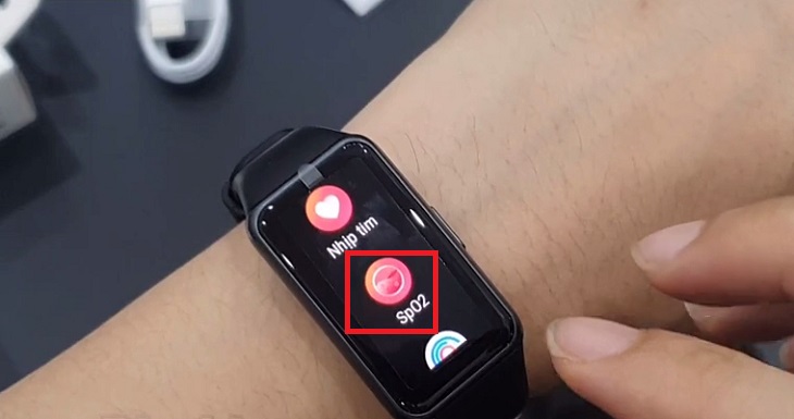 Tổng hợp cách đo nồng độ oxy trong máu (SpO2) trên smartwatch > vuốt màn hình lên để tìm và chọn SpO2.