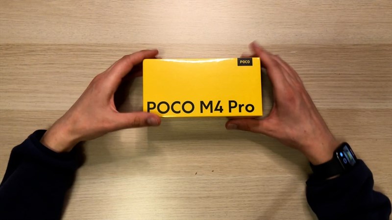 Hộp đựng của POCO M4 Pro 4G nổi bật với hai màu chủ đạo là vàng và đen Hộp đựng của POCO M4 Pro 4G nổi bật với hai màu chủ đạo là vàng và đen
