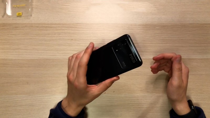 Cảm giác cầm POCO M4 Pro khá thoải mái Cảm giác cầm POCO M4 Pro khá thoải mái