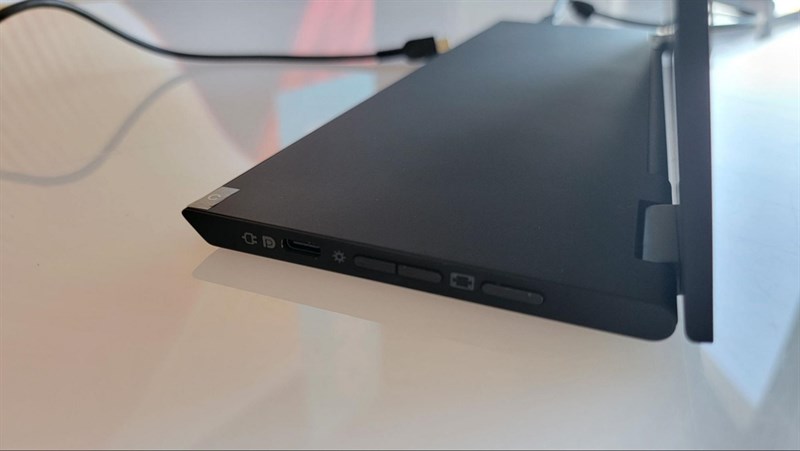 Khung cạnh trái của Lenovo ThinkVision M14d