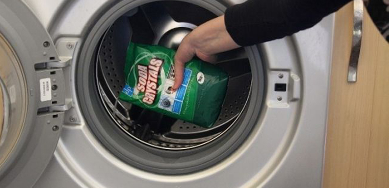 Sử dụng chất tẩy rửa đặc biệt để làm sạch lồng giặt
