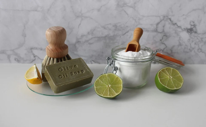 Using Baking Soda and Lemon to Clean the Inner Tub