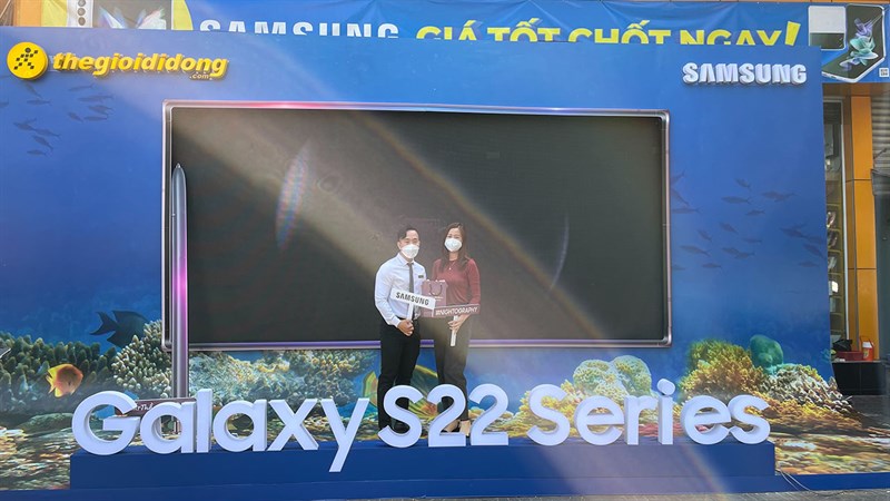 Sự kiện giao những chiếc Galaxy S22 series đầu tiên đến tay người dùng