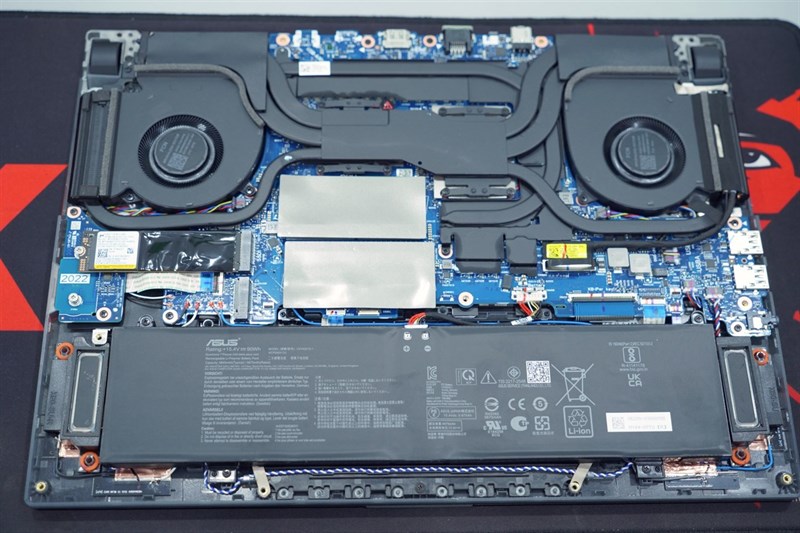 Hệ thống tản nhiệt bên trong của ASUS ROG Strix SCAR 15 (2022). Nguồn: ASUS. Hệ thống tản nhiệt bên trong của ASUS ROG Strix SCAR 15 (2022). Nguồn: ASUS.