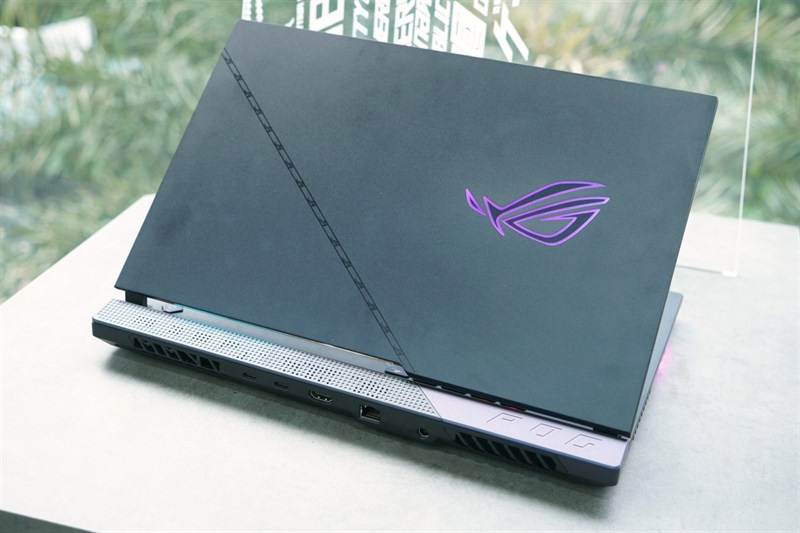 Tổng quan thiết kế của Strix SCAR 15 trông khá đơn giản nhưng vẫn giữ được chất gaming. Tổng quan thiết kế của Strix SCAR 15 trông khá đơn giản nhưng vẫn giữ được chất gaming.