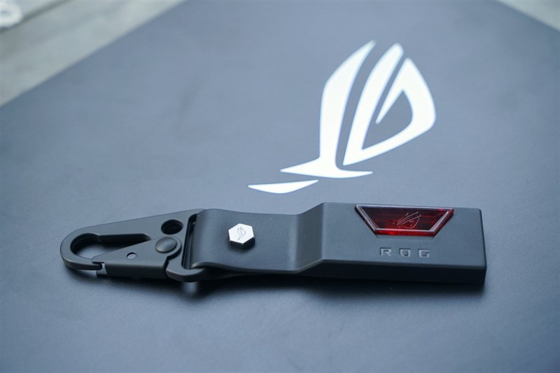 Đi kèm với Keystone là một chiếc móc khoá cực ngầu như thế này. Nguồn: ASUS. Đi kèm với Keystone là một chiếc móc khoá cực ngầu như thế này. Nguồn: ASUS.