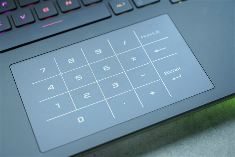 Trackpad của Strix SCAR 15 còn được trang bị thêm hệ thống phím số cực kỳ tiện lợi khi sử dụng. Nguồn: ASUS. Trackpad của Strix SCAR 15 còn được trang bị thêm hệ thống phím số cực kỳ tiện lợi khi sử dụng. Nguồn: ASUS.
