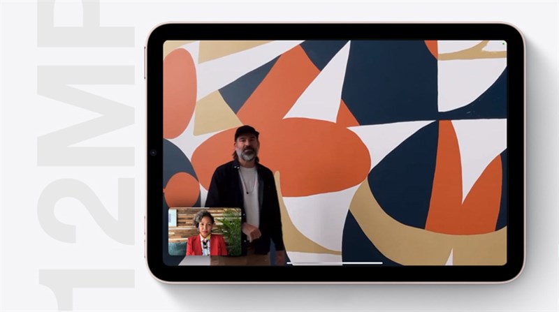 Khi hai người cùng tham gia cuộc trò chuyện, camera trên iPad mini 6 sẽ thu nhỏ để cả hai đều ở trong khung hình. Khi hai người cùng tham gia cuộc trò chuyện, camera trên iPad mini 6 sẽ thu nhỏ để cả hai đều ở trong khung hình.