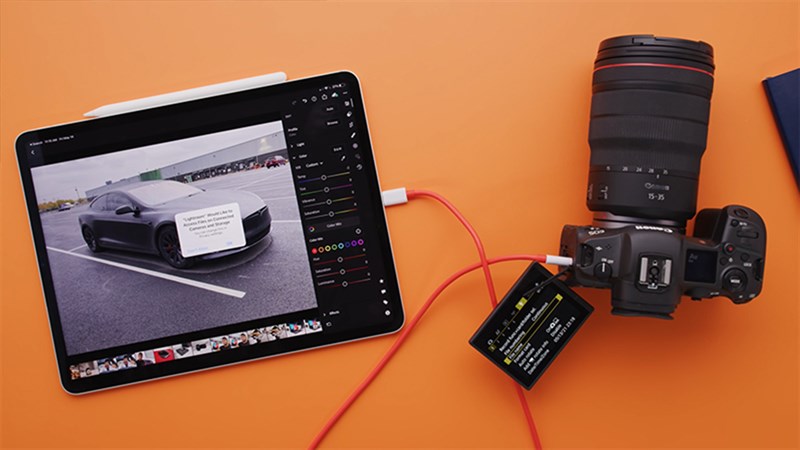 Với cổng sạc USB - C cùng công nghệ thunderbolt giúp iPad Pro M1 mở rộng khả năng kết nối với các thiết bị ngoại vi. Nguồn: Marques Brownlee. Với cổng sạc USB - C cùng công nghệ thunderbolt giúp iPad Pro M1 mở rộng khả năng kết nối với các thiết bị ngoại vi. Nguồn: Marques Brownlee.