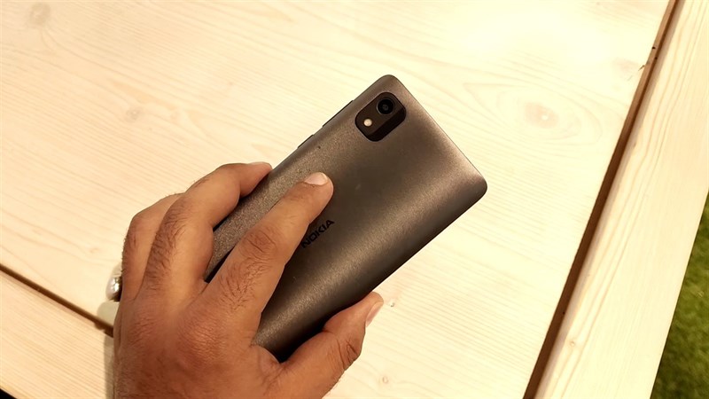 Thiết kế của Nokia C2 (2022) vẫn mang dáng vẻ 'nồi đồng cối đá',