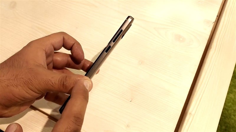 Cạnh phải Nokia C2 (2022) gồm nút nguồn và cụm phím tăng giảm âm lượng