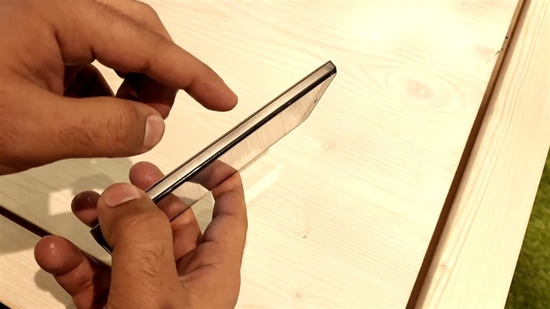 Cạnh trái Nokia C2 (2022) được làm trơn, không hề có bất kỳ chi tiết nào