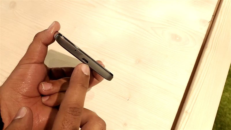 Cạnh dưới Nokia C2 (2022) có cổng sạc micro-USB và lỗ micro