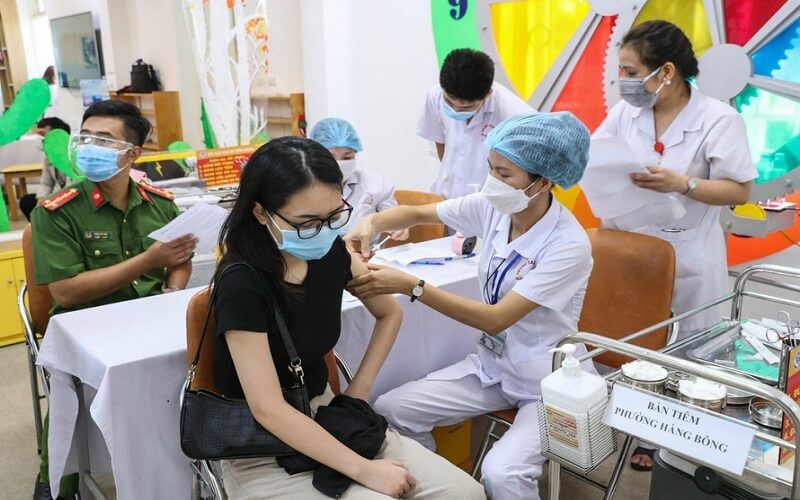 Người già và trẻ nhỏ là những đối tượng dễ bị nhiễm Covid-19 Người già và trẻ nhỏ là những đối tượng dễ bị nhiễm Covid-19