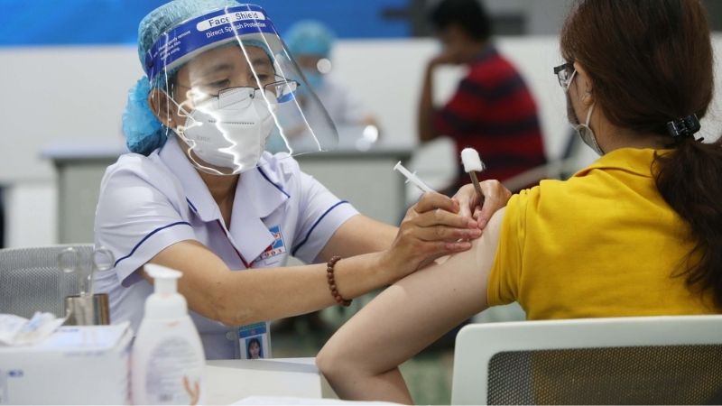 Nên tiêm vaccine để tăng cường kháng thể