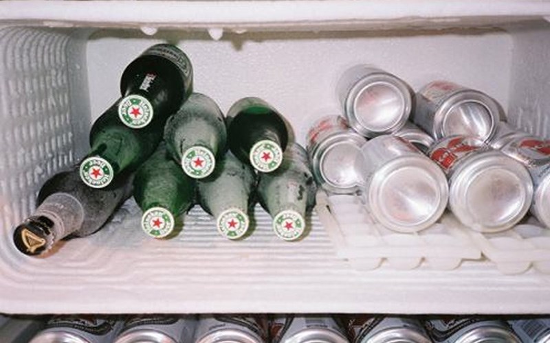 Đặt rượu, bia và các chất dễ cháy ở trong tủ lạnh.