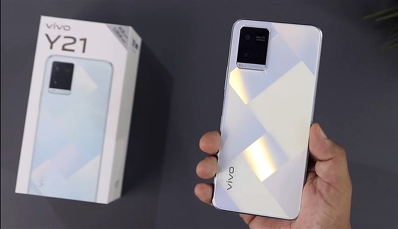 Thiết kế Vivo Y21 nổi bật với mặt lưng họa tiết vân kim cương bóng bẩy. Nguồn: Gadgets 4 You.