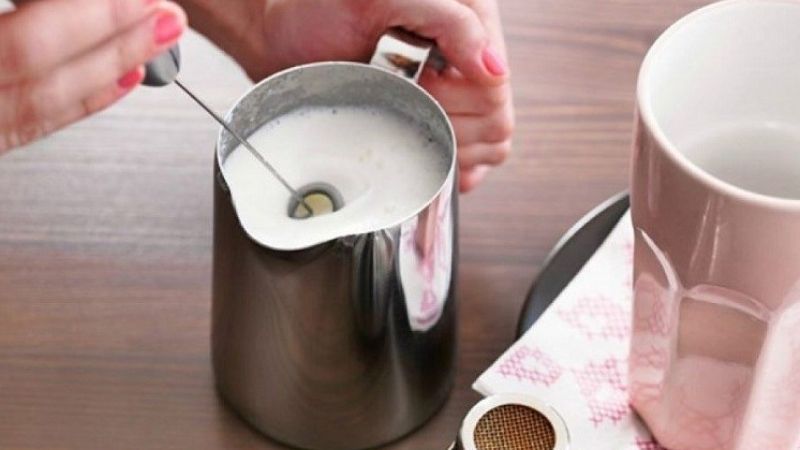 Cách đánh bọt sữa bằng cây đánh bọt sữa cầm tay