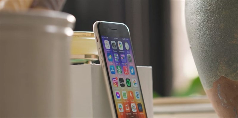 Cạnh trái của iPhone SE 3 (iPhone SE 2022)