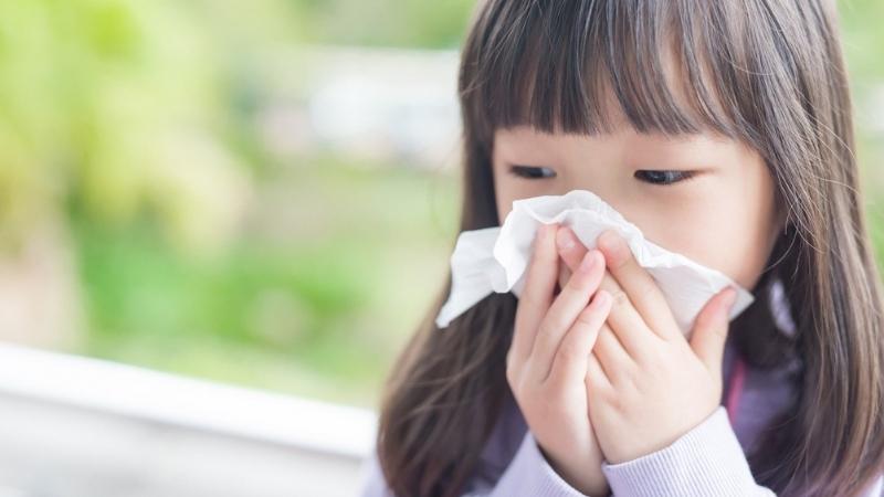 Trẻ bị sổ mũi là dấu hiệu khi mắc virus Corona