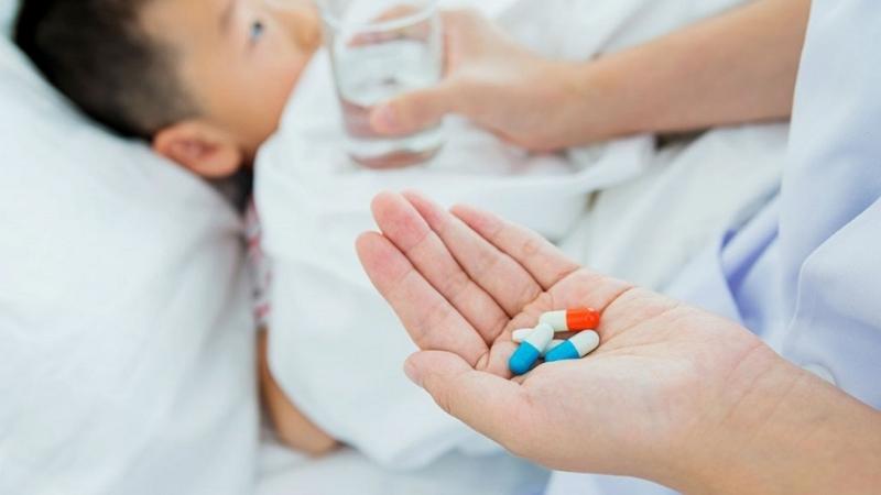 Trẻ điều trị bằng thuốc cần tuân theo chỉ định của bác sĩ