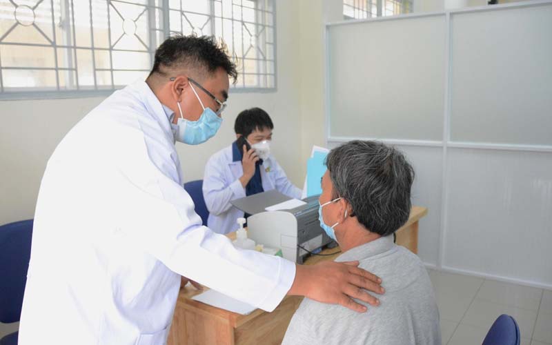 Nên tiêm đầy đủ các liều vaccine và thực hiện tốt các biện pháp 5K