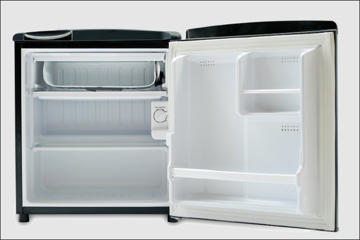 After cleaning the interior of the refrigerator, open the door for ventilation