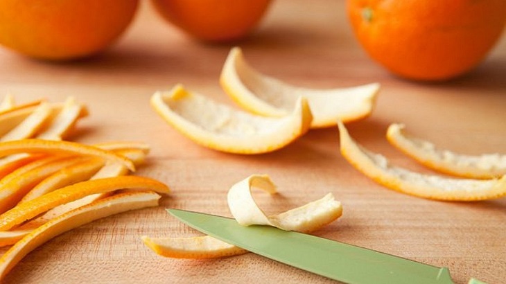 Use orange or lemon peels for cleaning and deodorizing the mini refrigerator