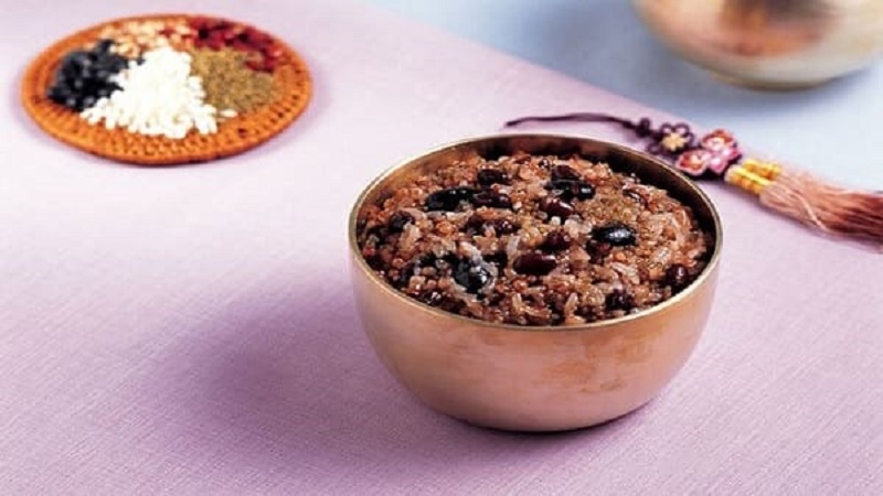 Mixing black beans with rice has many benefits for skin and figure