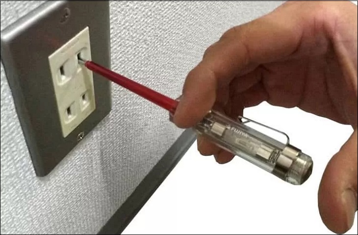Dùng bút thử điện để kiểm tra nguồn điện