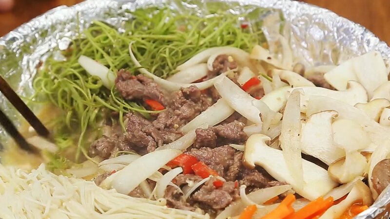 Learn 2 ways to make simple grilled hot pot at home for a weekend meeting