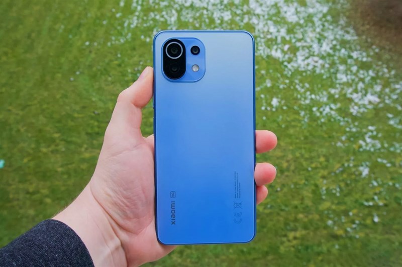Mặt lưng tối giản với cụm camera nằm trong mô-đun làm điểm nhấn
